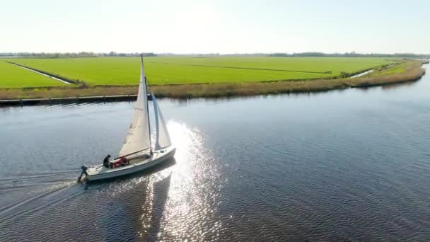十几岁的女孩和十几岁的男孩在河里航行 Broek Friesland Netherlands — 图库视频影像