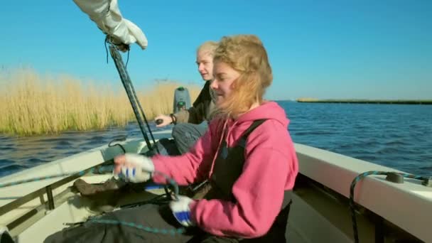 Mädchen Und Junge Teenageralter Auf Einem Segelboot Broek Friesland Niederlande — Stockvideo