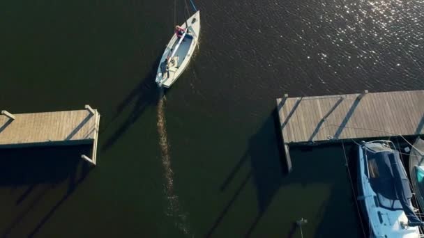 Gadis Remaja Dan Remaja Laki Laki Perahu Layar Meninggalkan Pelabuhan — Stok Video