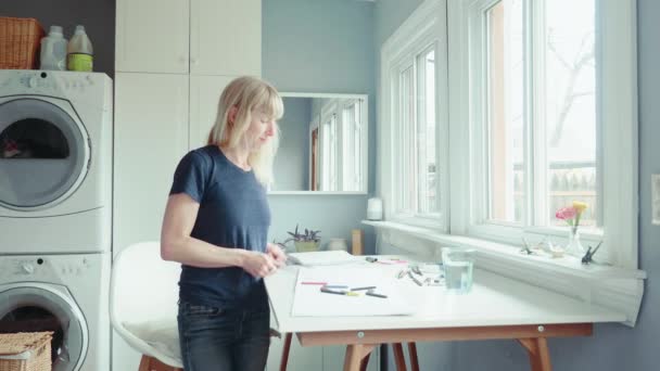 Mujer Dibujando Escritorio Por Ventana Escuchando Música — Vídeos de Stock