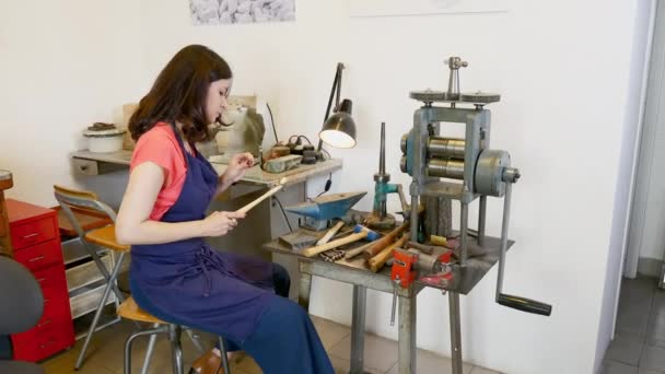 Mujer Delantal Trabajando Taller Joyería — Vídeos de Stock