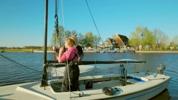 Adolescente Adolescente Velero Broek Frisia Países Bajos — Vídeos de Stock