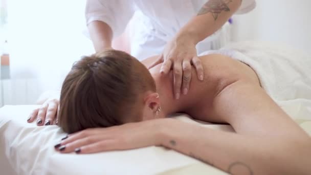 Kvinna Som Får Tillbaka Massage Skönhet Spa — Stockvideo