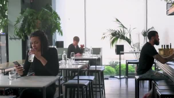男人和女人在咖啡馆里呆的时间 — 图库视频影像