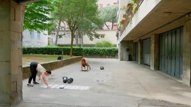 Duas Mulheres Fazendo Exercício Crossfit Quintal Edifício Residencial — Vídeo de Stock