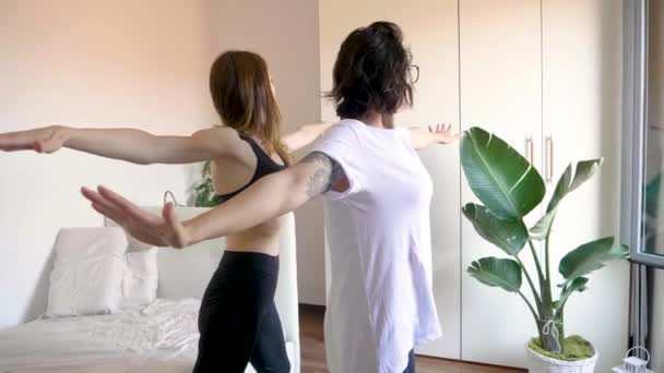 Due Donne Che Praticano Yoga Casa — Video Stock