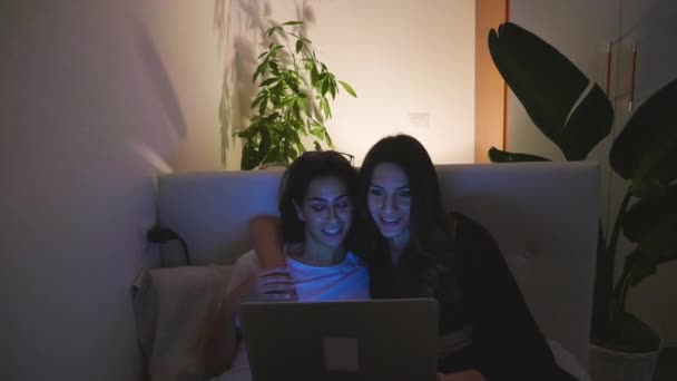 Lésbicas Casal Ter Uma Chamada Vídeo Laptop Noite — Vídeo de Stock