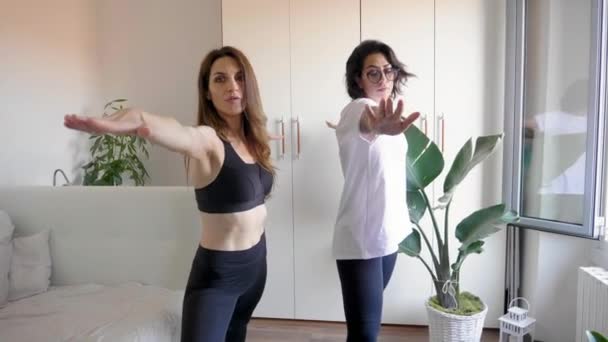 Evde Yoga Yapan Iki Kadın — Stok video