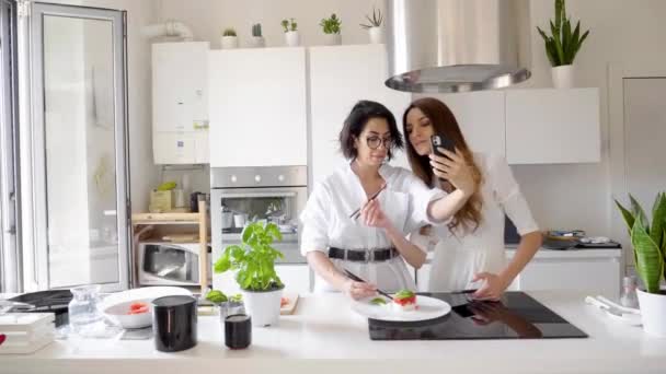 Deux Femmes Mangeant Avec Des Baguettes Sushi Ayant Appel Vidéo — Video