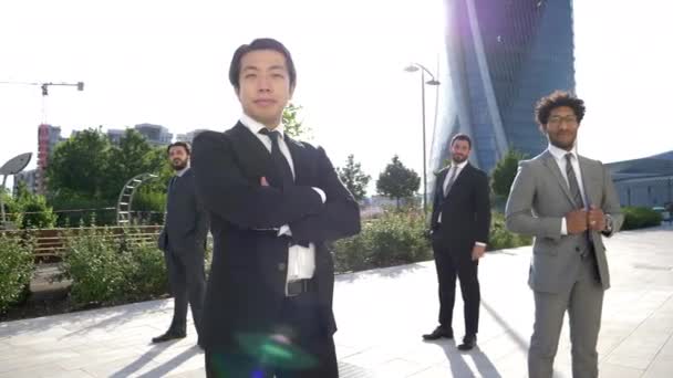 Retrato Cuatro Hombres Negocios Frente Moderno Edificio Oficinas Distrito Negocios — Vídeos de Stock