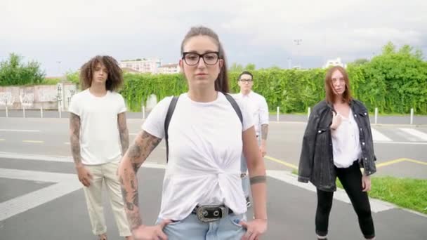 Portrait Quatre Personnes Debout Sur Parking — Video