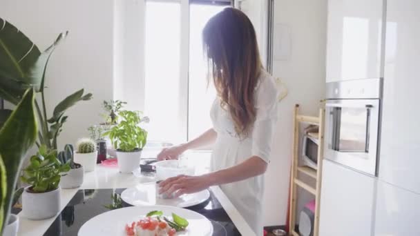 Frau Weißem Kleid Bereitet Küche Sushi — Stockvideo
