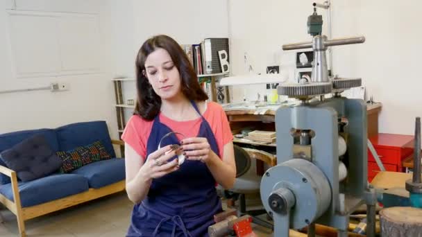 Γυναίκα Ποδιά Που Εργάζεται Εργαστήριο Κοσμημάτων — Αρχείο Βίντεο