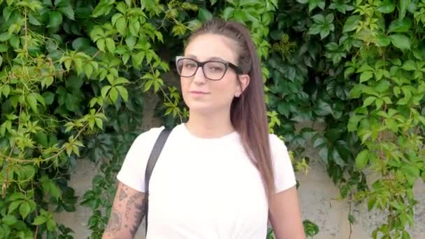 Portrait Woman Tattoos Standing Front Green Creeper Plan — Stock Video