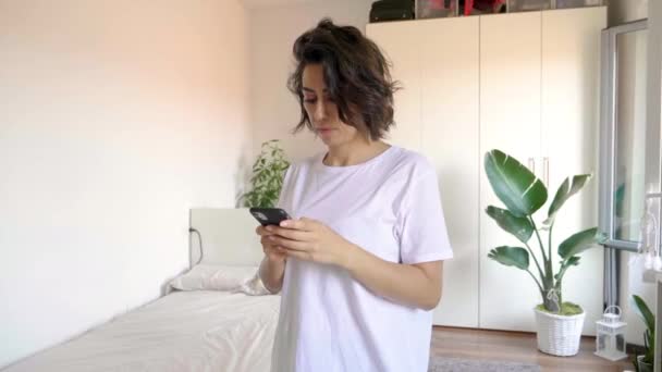 Porträt Einer Frau Mit Smartphone Schlafzimmer — Stockvideo