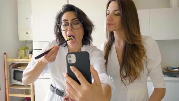 Twee Vrouwen Eten Met Stokjes Hebben Een Videogesprek Keuken — Stockvideo