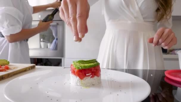 Donna Che Spruzza Pepe Nero Sushi Vegetale Piatto — Video Stock