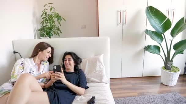 Pasangan Lesbian Berbaring Tempat Tidur Dan Melihat Smartphone — Stok Video