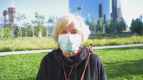 Portret Van Een Vrouw Met Gezichtsmasker Stad — Stockvideo