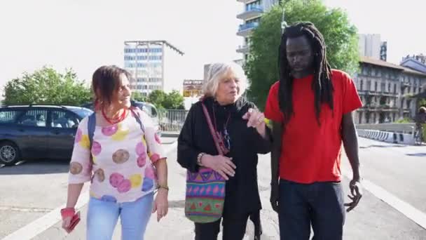Две Женщины Мужчина Дредами Ходить Тротуару Городе — стоковое видео