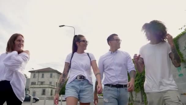 Quatro Amigos Andando Calçada Pulando Sorrindo — Vídeo de Stock