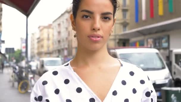 Portret Van Een Jonge Glimlachende Vrouw Straat — Stockvideo