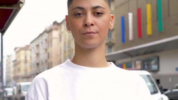 Portrait Jeune Femme Souriante Dans Rue — Video