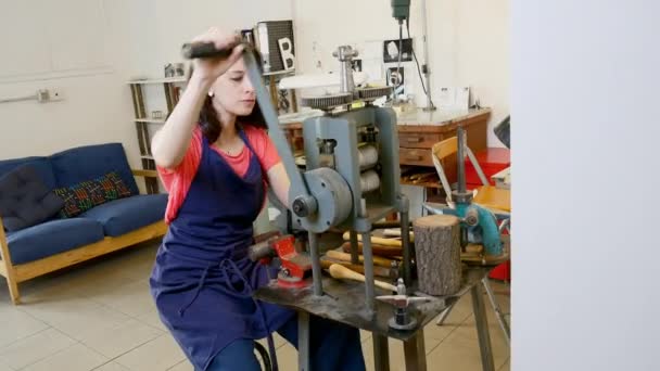 Mujer Delantal Trabajando Taller Joyería — Vídeos de Stock