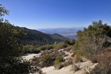 Güney Kaliforniya'da bir vadi üzerinde göster