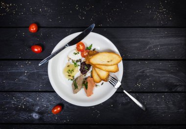 Kızarmış bruschetta ile çeşitli pates.