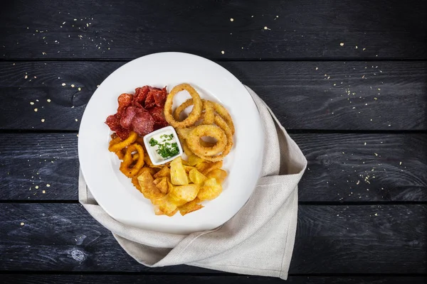 Yüzük kalamar, soğan, patates cipsi, salam peynir soslu cips..