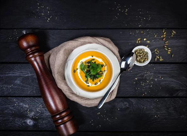 Sopa de calabaza con jusai y cilantro frito . — Foto de Stock