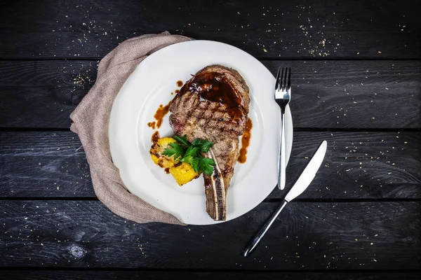 Rib-eye steak με καλαμπόκι. — Φωτογραφία Αρχείου