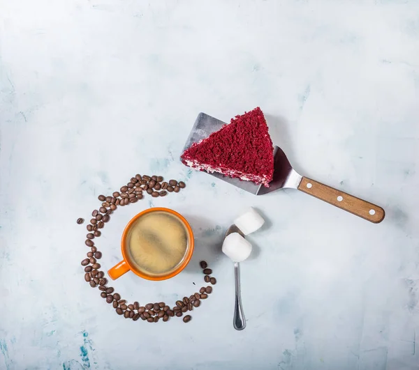 Vista superior. fatia de delicioso bolo de veludo vermelho . — Fotografia de Stock