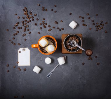 Üstten görünüm. Hatmi ile kahve.