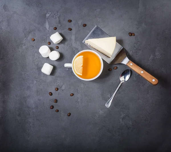 Um pedaço de cheesecake na espátula do bolo . — Fotografia de Stock