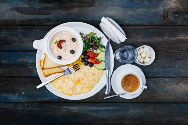 Sağlıklı kahvaltı. Omlet yulaf ezmesi. Üstten görünüm