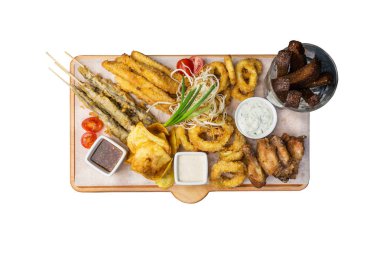 Bira aperatifler küme. Balık küme kesme tahtası ile beyaz arka plan üzerinde izole kupalar, yılları arasında görev yapmıştır.