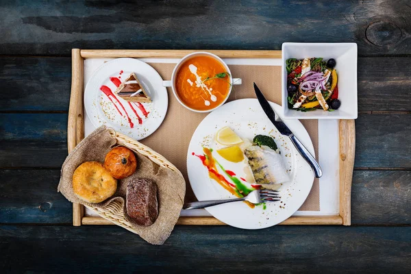 Almoço preparado. Peixe cozido no vapor, sopa de abóbora e salada de legumes, servido com os talheres . — Fotografia de Stock