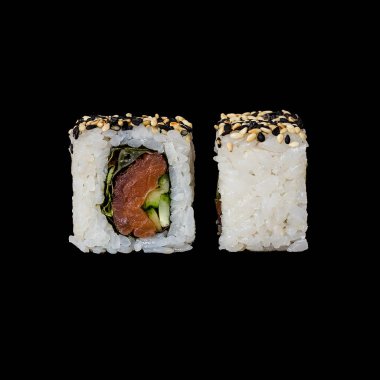 Suşi. Rulo ile füme somon, lola ross salata, salatalık ve siyah arka planda izole kızarmış susam