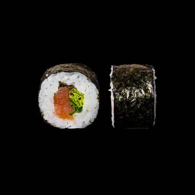 Suşi. Rulo ile füme somon, lola ross salata ve taze soğan, siyah arka planda izole