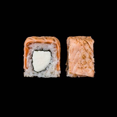 Suşi. Siyah arka planda izole kurutulmuş somon ve krem peynir ile rulo