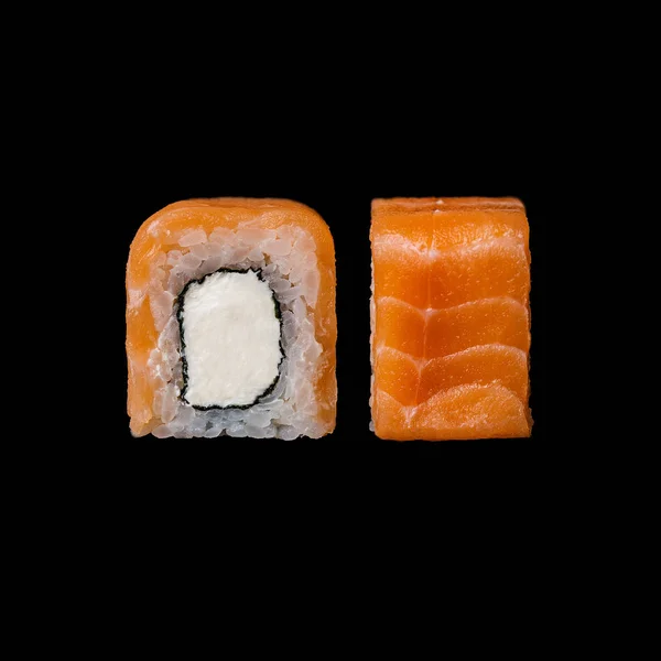 Sushi. Philadelphia Roll mit Lachs und Frischkäse, isoliert auf schwarzem Hintergrund — Stockfoto