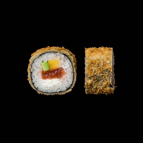 Sushi. Rolki z tempura łosoś, ogórek, ser, samodzielnie w czarnym tle — Zdjęcie stockowe