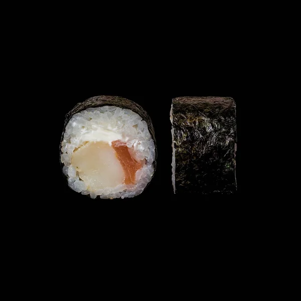 ซูชิ กลิ้งกับกุ้ง แซลมอน และครีมชีส ที่แยกกันในพื้นหลังสีดํา — ภาพถ่ายสต็อก