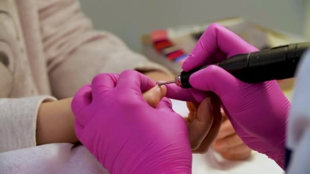 Mechaniczne manicure w procesie polerowania naskórka. Z bliska — Wideo stockowe