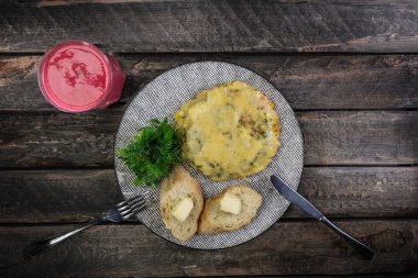 Domates, kabak ve çatal bıçak takımı ve taze berry içki tarafından servis Mantarlı omlet. Omlet kahvaltı. Sağlıklı gıda. Üstten görünüm.