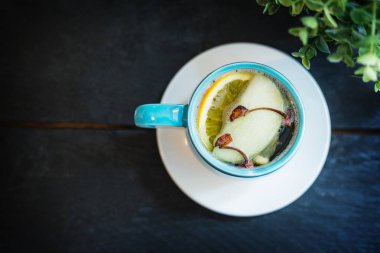 Sıcak alkollü içki. Elma suyu ve baharat anason, karanfil, tarçın, limon mavi bir bardak viski.