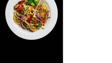 Udon stir fry erişte et ya da tavuk ve sebze ile döner. İzole ablack arka plan üzerinde beyaz bir tabak içinde. Sosyal ağlar için düzen Meydanı, sizin metin için yer kopyalayın