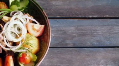 Kazan Kebabı - kızarmış et ve patates. Orta Asya mutfağı. Ahşap bir arka plan üzerinde döner. Metniniz için kopya alanı ile Üstten Görünüm.